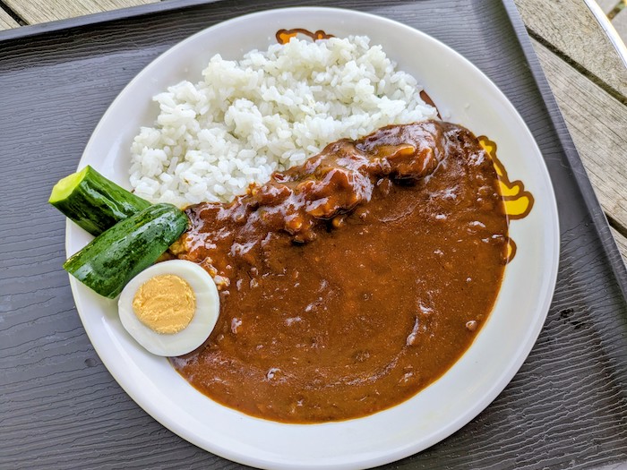 「ぎゅっと濃厚玉ねぎカレー」の＜ブイヨン風味仕立て＞をお皿に盛りつける