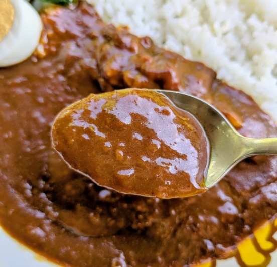 「ぎゅっと濃厚玉ねぎカレー」の＜ブイヨン風味仕立て＞をスプーンですくう