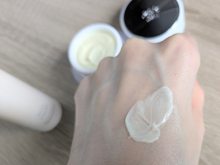 マジェスタクリームリフトを手の甲につけて伸ばす