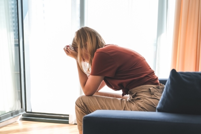 頭を押さえている、不調ぎみの女性1