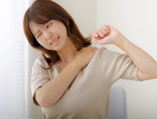 40代から急減少!? 関節の不調は、骨密度低下のサインかも。女性が「骨活」必須の理由