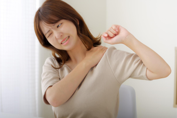 40代から急減少!? 関節の不調は、骨密度低下のサインかも。女性が「骨活」必須の理由 肩を上げるのをつらそうにしている女性