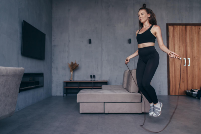 室内で縄跳びする女性