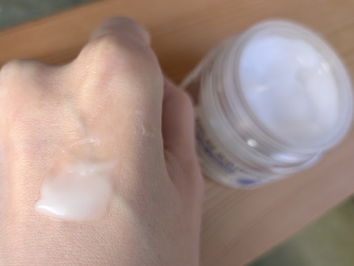 APLB/アゼライン酸ペプチドフェイシャルクリームを手の甲につける