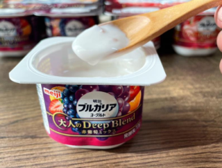 話題の「ご褒美系ヨーグルト」に注目! 赤ワイン向けのぶどうを使用♡ 明治ブルガリアヨーグルトシリーズから大人のご褒美にぴったりな商品が登場