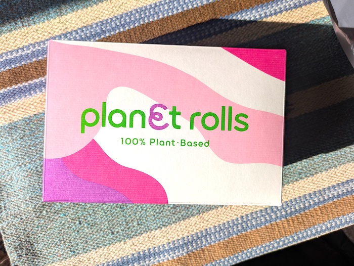 プラネットロールズのシナモンロールが入った箱
