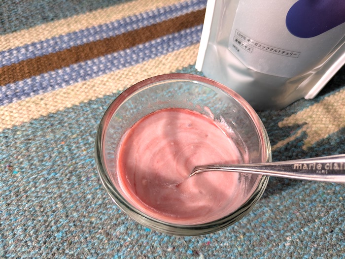 ナイトチェリーエッセンスをヨーグルトにかけて混ぜる