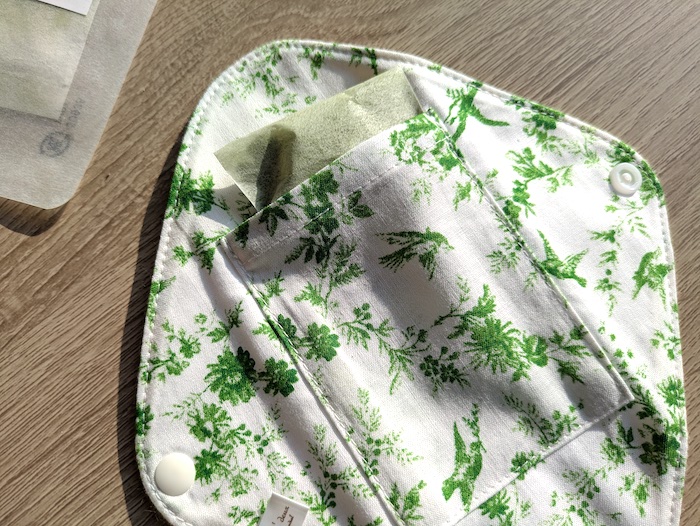 布ナプキンのポケットにスヨモギのスチームパッドを入れる
