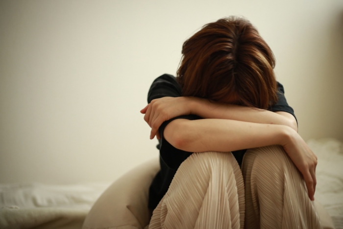 うつむく女性のイメージ