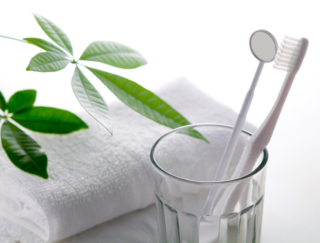 毎日の歯磨きで歯周病を増やさない。歯科医師で歯学博士に聞いた「ブラッシング法と口腔内ケアアイテム」