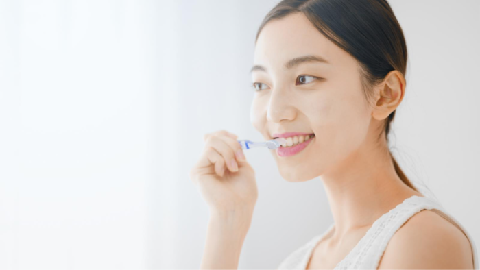 歯磨きをしている女性のイメージ