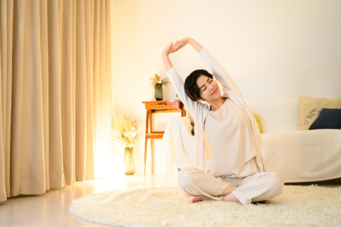 寝る前にストレッチする女性