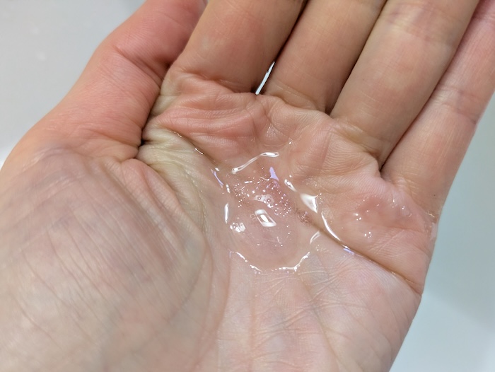 ディアレディ ハイブリッドデリケートオイルを手のひらに出す