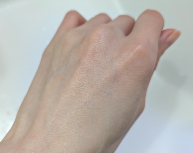 ディアレディ ハイブリッドデリケートオイルを手になじませて洗う