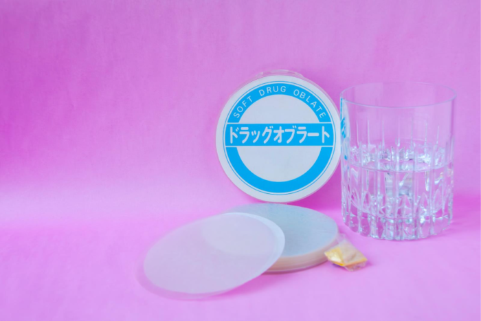 薬用オブラートと薬とコップに入った水