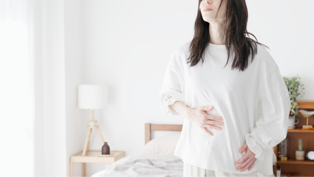 お腹を気にする女性イメージ