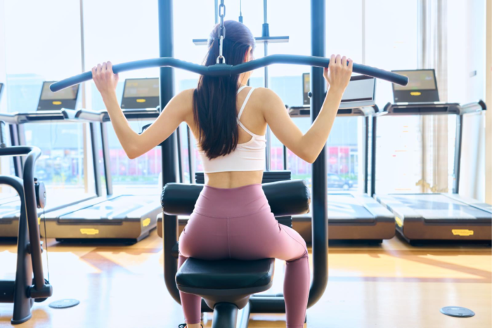 背筋を鍛える女性