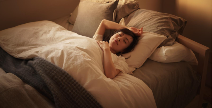 気持ちよく寝ている女性