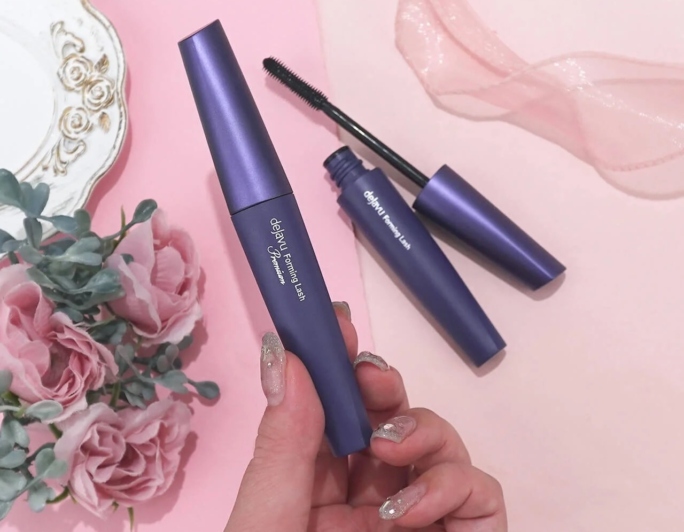 デジャヴュ26年春コスメ｜“塗るつけまつげ”の新作「フォルミングラッシュ」2種をレビュー！
