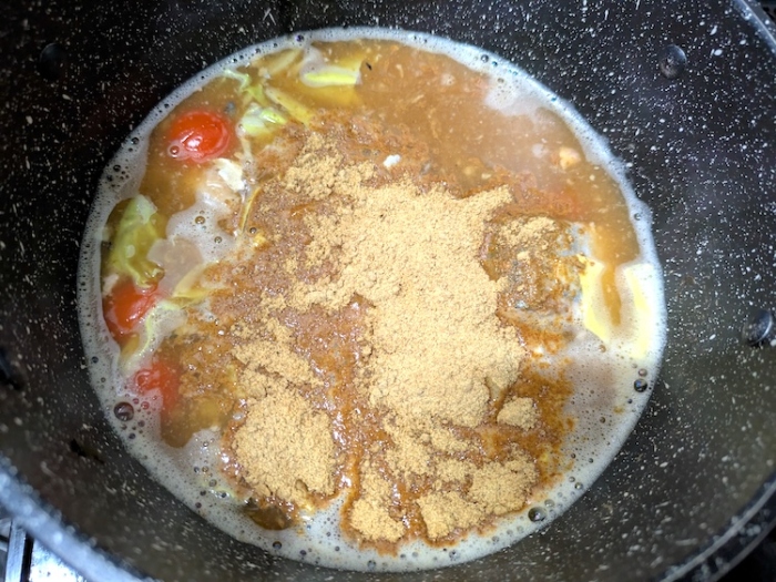 「だしの旨みとスパイスのカレー」の顆粒状のルウ