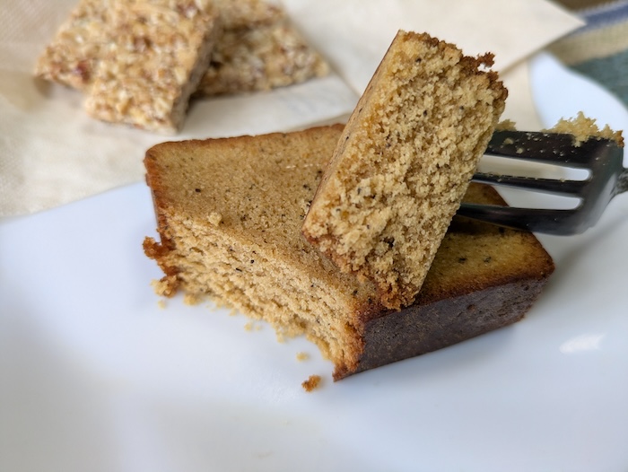 BASE Pound Cake アールグレイをフォークでカット