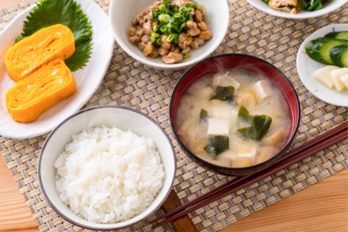 納豆と味噌汁などの朝食
