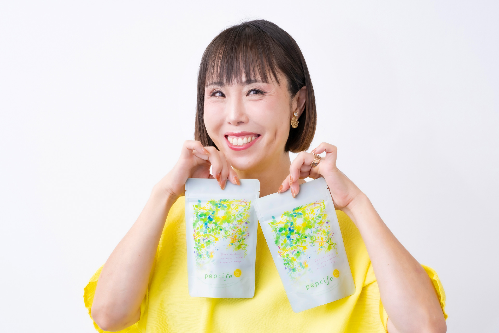 助産師HISAKOさん、サプリメント持っている写真