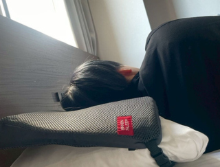 枕が変わると眠れない…を卒業! 「ブレインスリープ ピロー ポータブル」で旅先も移動中も快眠を持ち運ぶ #Omezaトーク