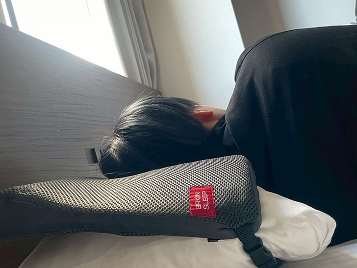 枕が変わると眠れない…を卒業！ 「ブレインスリープ ピロー ポータブル」で旅先も移動中も快眠を持ち運ぶ #Omezaトーク