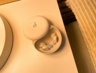 隣のいびきも機内の騒音もシャットアウト！ 睡眠特化型イヤホン「Soundcore Sleep A30」で手に入れた“究極の熟睡”体験レポ #Omezaトーク