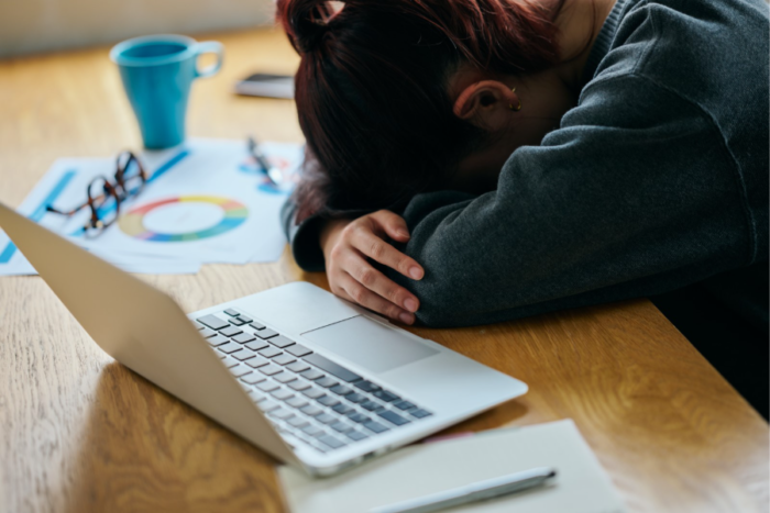 寝ても疲れている女性