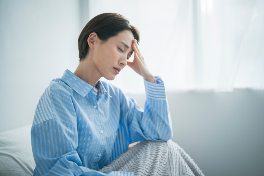寝ても疲れが取れない女性