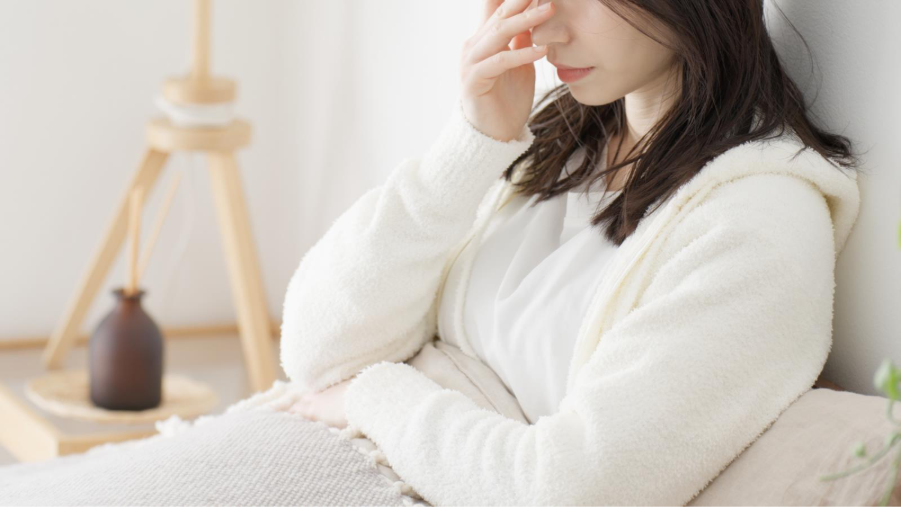 ベットの上で不調の女性