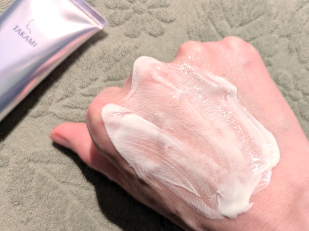手の甲にクリームをつける