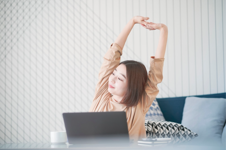 仕事の合間にストレッチする女性