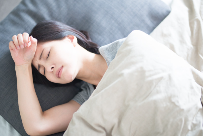 寝苦しそうな女性