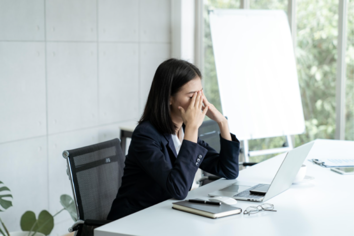 仕事中のお疲れ女性