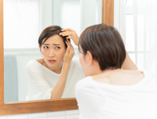 あれ、また１本見つけた…。いつもの習慣が原因かも!? 白髪を増やさないための新習慣