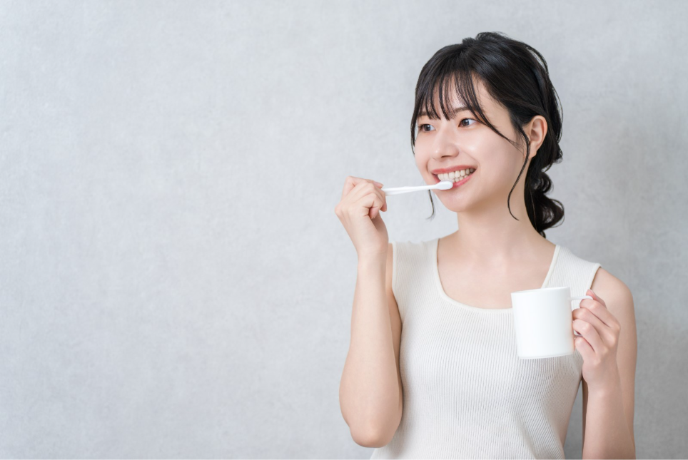小刻みにブラッシングする女性