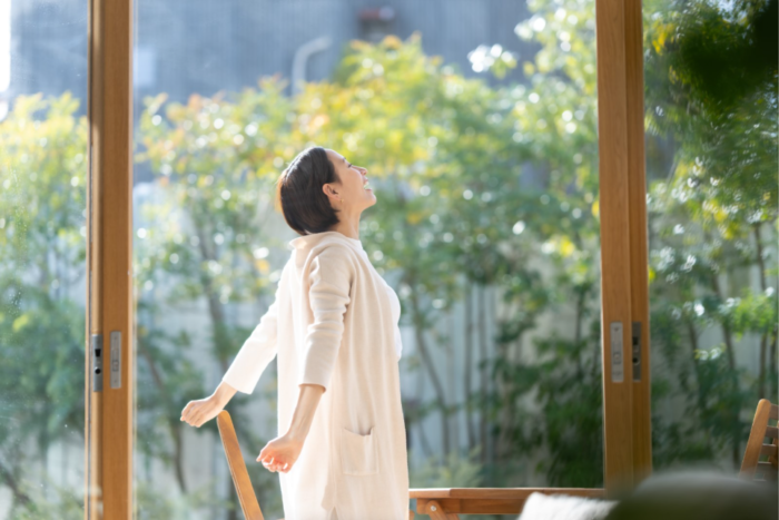 深呼吸をするミドル女性