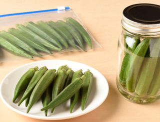 オクラ保存! 黒ずみを防ぐ冷蔵、生&茹でが冷凍で1カ月もつコツ