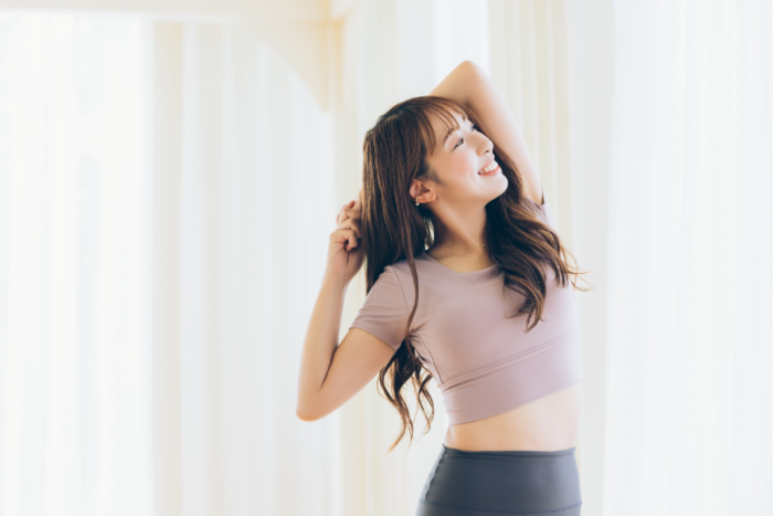 ストレッチをする健康的な女性