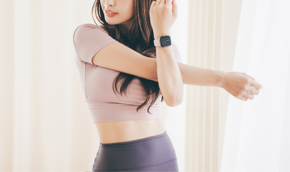 ストレッチをする健康的な女性