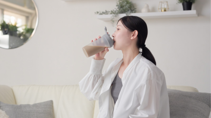プロテインを飲む女性