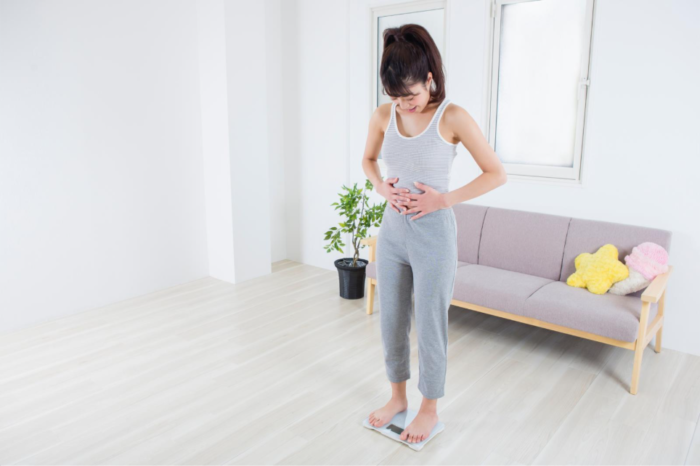 体重計に乗る女性