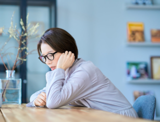 最近ぐっすり眠れてる? アラフォー世代に増える「眠りが浅い」理由と整え方