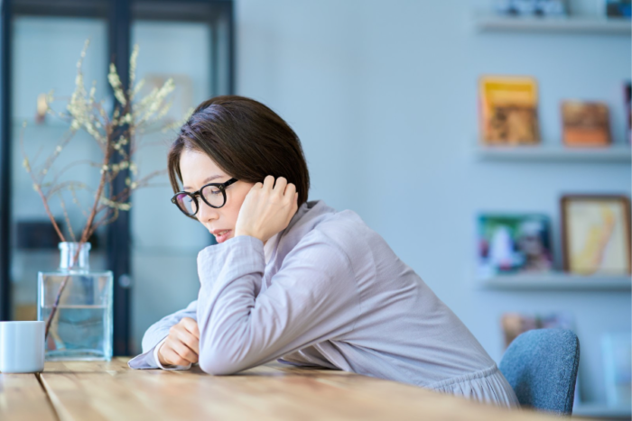 部屋で休憩する女性