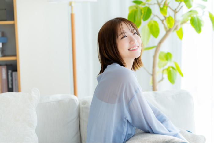 くつろぐ女性の笑顔