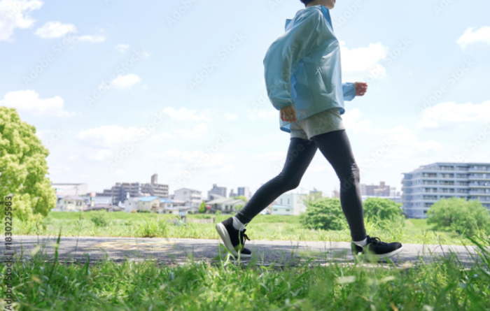 屋外でウォーキングをする女性