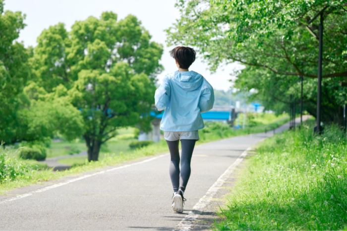 緑の中でウォーキングする後ろ姿